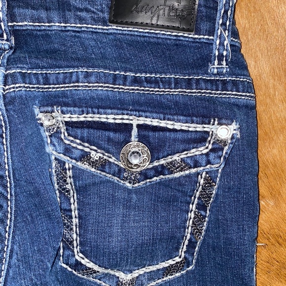 Buckle Daytrip Leo Bootcut Jeans Dark Wash - Picture 6 of 12